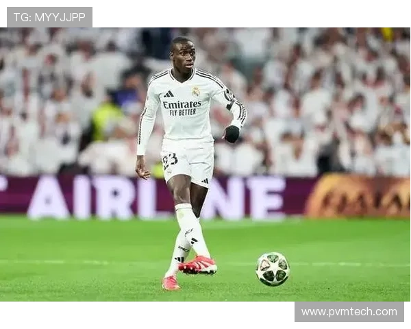 费兰-门迪出席皇马拜仁赛前最后训练 费兰-门迪出席皇马拜仁赛前最后训练